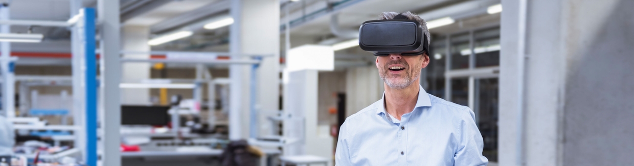 Muž v kanceláři s brýlemi virtuální reality