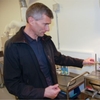 Kalibraci teplotního senzoru provádí v laboratoři Tommy Mikkelsen, metrolog firmy Chr. Hansen