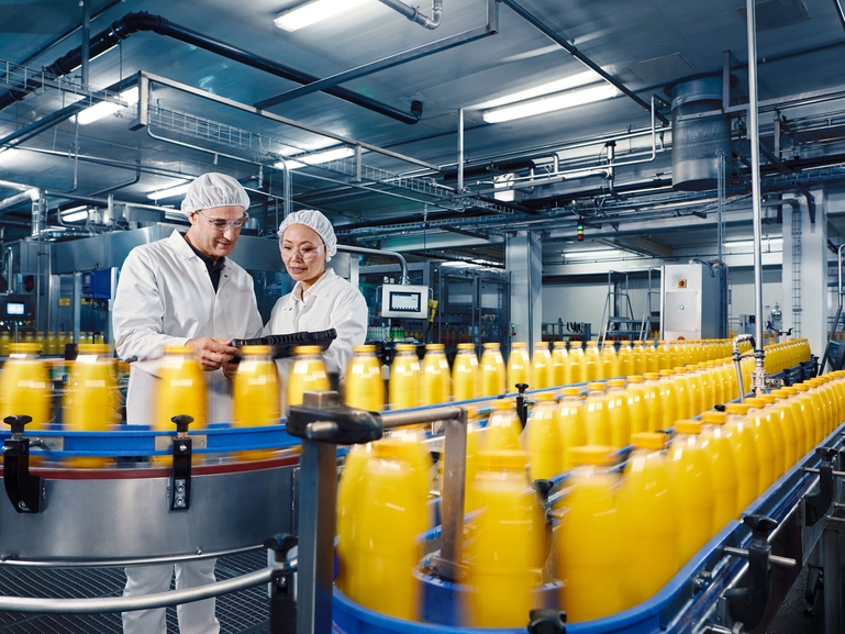 Plnění pomerančové šťávy v továrně na nápoje