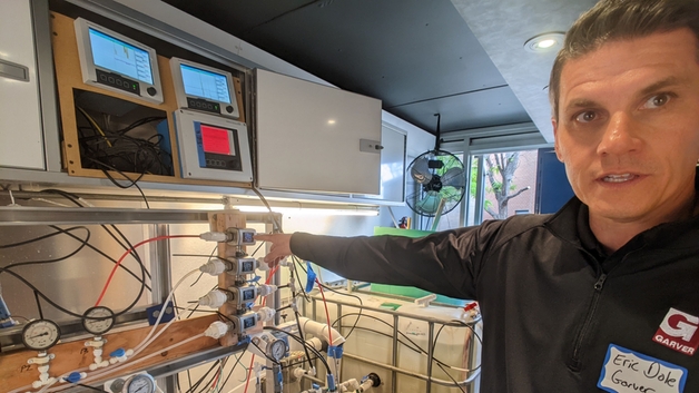 Hlavní řešitel ukazuje přístrojové vybavení Endress+Hauser a Rockwell Automation