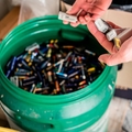 Likvidace baterií v recyklačním centru.
