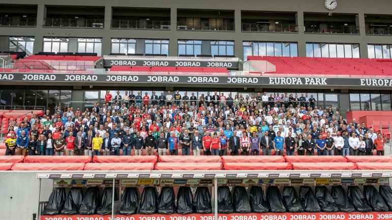 Společná fotografie Setkání inovátorů na fotbalovém stadionu SC Freiburg.