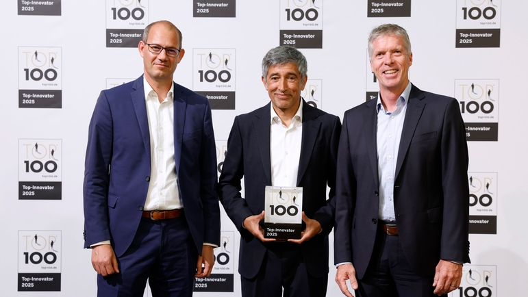Slavnostní předávání cen: Zástupci společnosti Endress+Hauser Level+Pressure přebírají trofej TOP 100.
