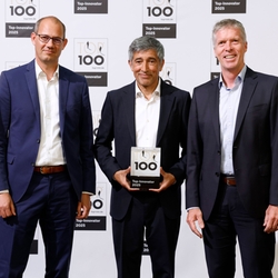 Slavnostní předávání cen: Zástupci společnosti Endress+Hauser Level+Pressure přebírají trofej TOP 100.