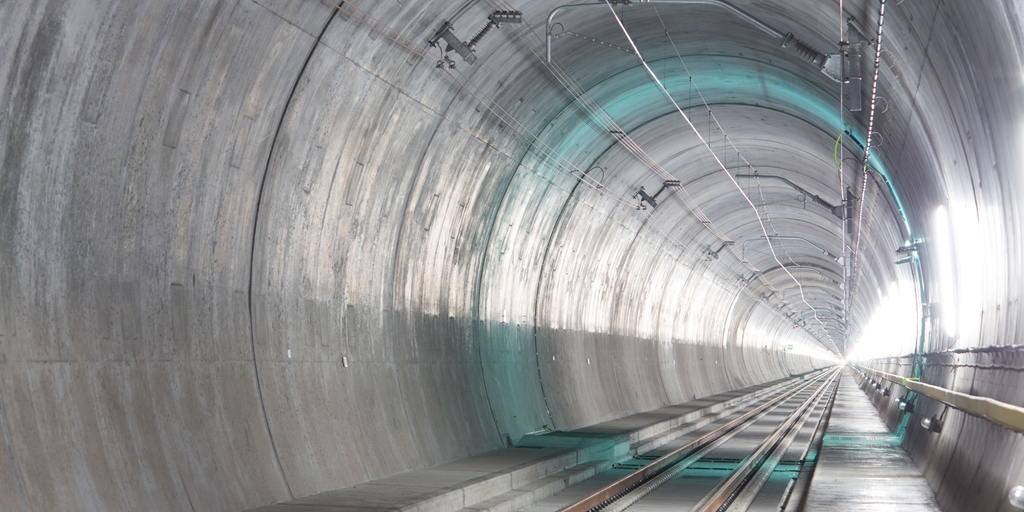 Vnitřek Gotthardova tunelu ve Švýcarsku.