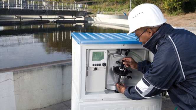 Automatický stacionární venkovní vzorkovač na ČOV Liquistation CSF48.