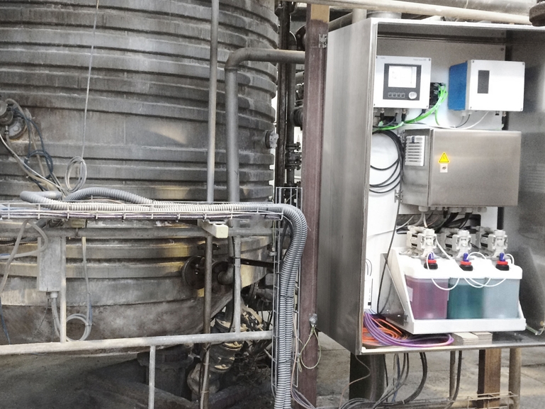 Improve sensor lifetimes in the chemical industry Liquiline Control CDC90 for automatic cleaning of pH sensors