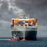 Kontejnerová loď s nákladní lodí se zásobníky paliva