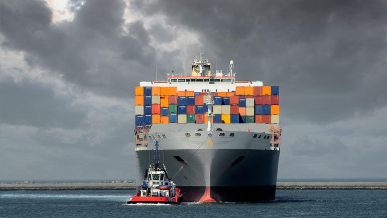 Kontejnerová loď s nákladní lodí se zásobníky paliva