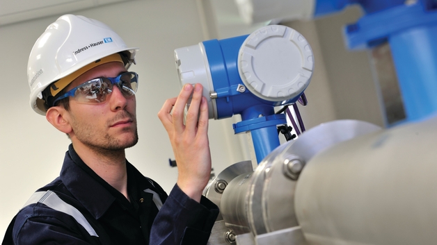 Servisní technik provádějící údržbu procesních přístrojů