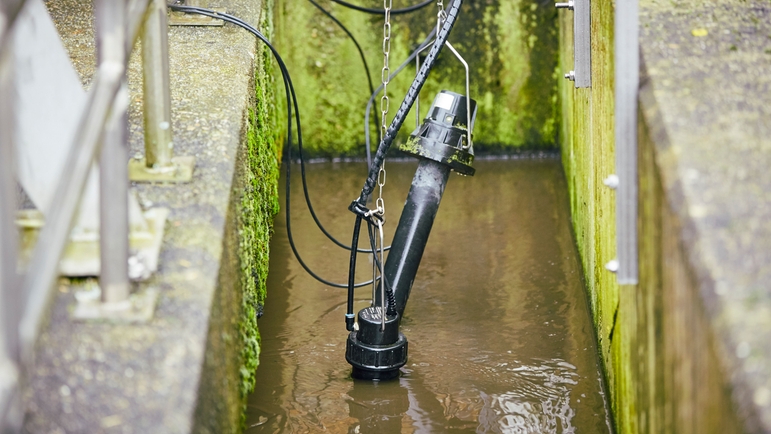 Senzor ISEmax CAS40D měří koncentrace amoniakálního a dusičnanového dusíku na čistírně odpadních vod Stadtlohn.