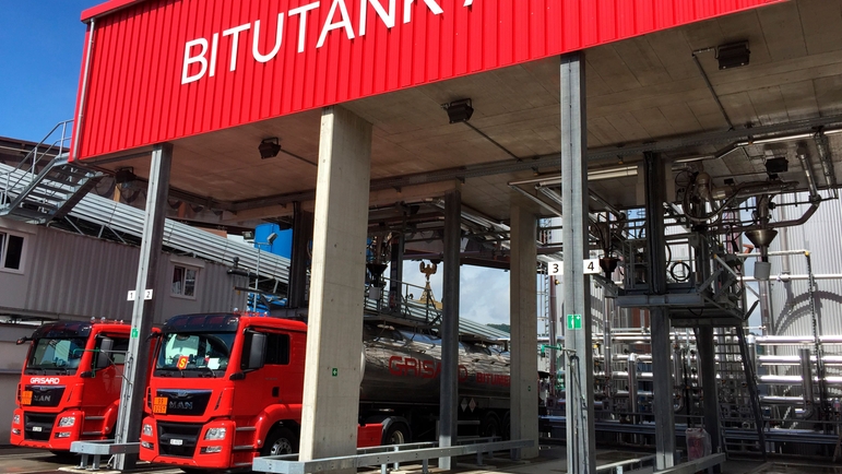 Obrázek nakládací stanice asfaltu u společnosti BITUTANK AG ve Švýcarsku