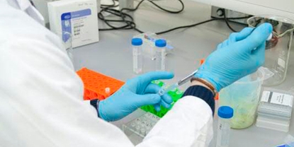 Pracovník laboratoře v potravinářském a nápojovém průmyslu odebírá vzorky pro analýzu v podnikové laboratoři'