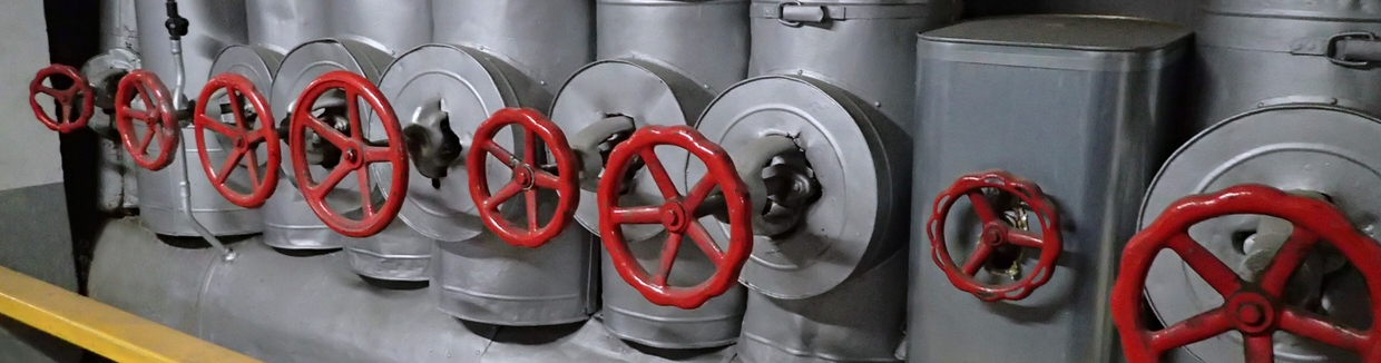 Obrázek parovodního rozvodu znázorňující parovodní potrubí a ventily
