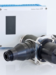 Průtočná armatura Flowfit CUA252 s připojeným ultrazvukovým čisticím zařízením CYR52.