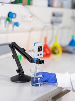 Pracovnice provádějící měření pH pomocí přístroje Liquiline Mobile v laboratoři