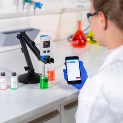 CML18 s Smartphone v laboratoři