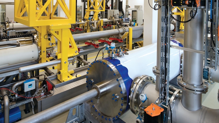 vysoce přesná pístová ověřovací zařízení  pro kalibraci průtoku uhlovodíků v produktovém centru Endress+Hauser Flow v Reinachu