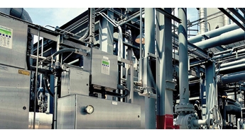 Obrázek výrobku, analyzátoru plynu TDLAS v krytu v ropné rafinérii