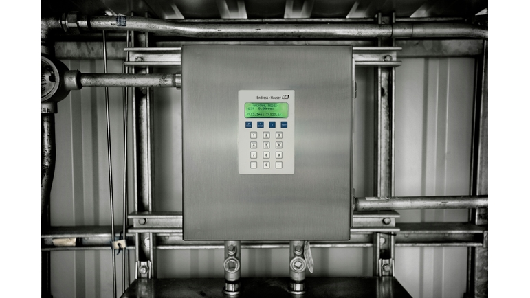 Analyzátor plynu SS2100 od společnosti Endress+Hauser nainstalovaný na pracovišti zákazníka