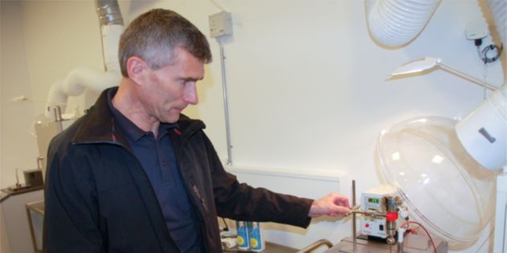 Kalibraci teplotního čidla provádí v laboratoři Tommy Mikkelsen, metrolog firmy Chr. Hansen