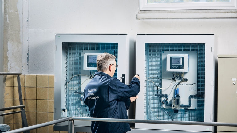 Servisní technik společnosti Endress+Hauser při údržbě monitorovacího panelu pro opětovné využívání vody v chemickém průmyslu
