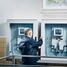Servisní technik společnosti Endress+Hauser při údržbě monitorovacího panelu pro opětovné využívání vody v chemickém průmyslu