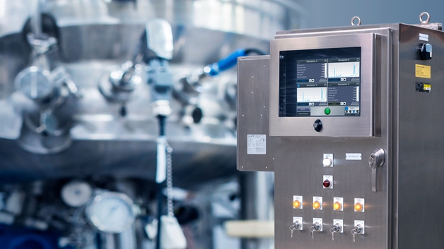Ramanův analyzátor Rxn4 s krytem a sondou Rxn-45 v bioreaktoru z nerezové oceli
