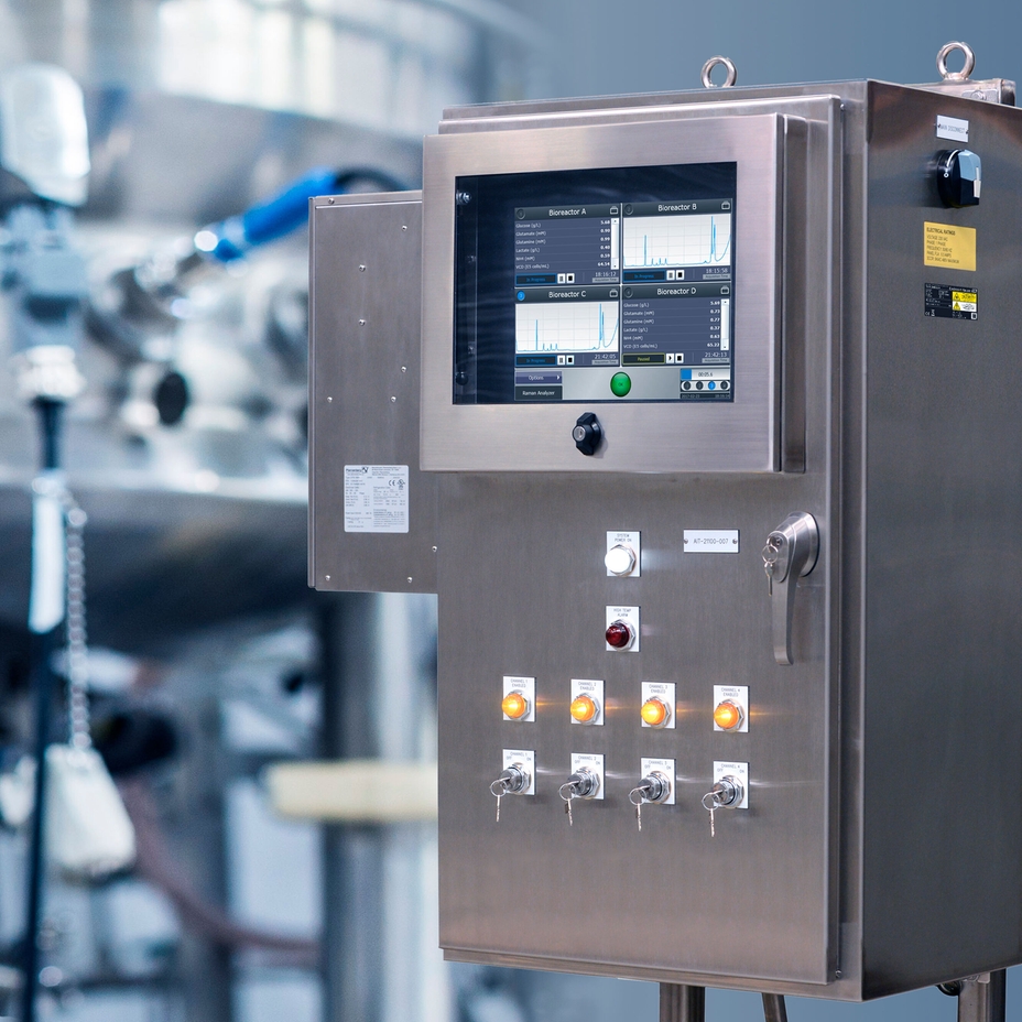 Ramanův analyzátor Rxn4 s krytem a sondou Rxn-45 v bioreaktoru z nerezové oceli