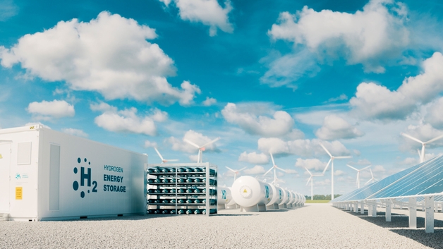 Moderní systém skladování vodíkové energie se solární elektrárnou a parkem větrných turbín.
