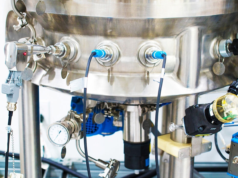 Sonda Raman Rxn-45 a senzory Memosens nainstalované v bioreaktoru