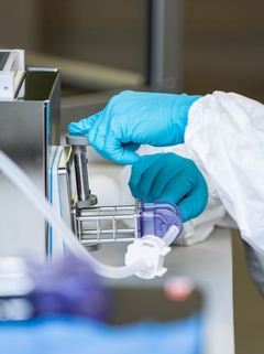 Muž v ochranném vybavení manipulující s jednorázovým průtokoměrem Proline Promass U 500